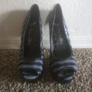 Penny LOVES Kenny black and grey pumps